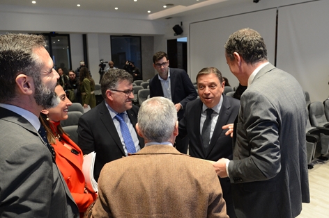 Hoy, en una reunión con los consejeros de Pesca de las cinco autonomías mediterráneas foto 4