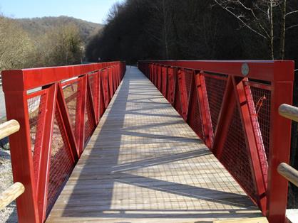 Pasarela metálica sobre el río Larraun