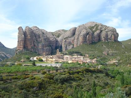 Vista de la localidad de Agüero a los pies de sus Mallos