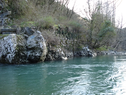 Restos del antiguo puente sobre el río Larraun, en el final de la ruta