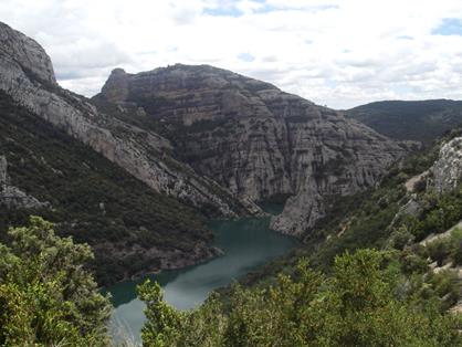 Embalse de Vadiello en la zona de transición entre crestas calizas y los conglomerados del Huevo y Peña San Cosme