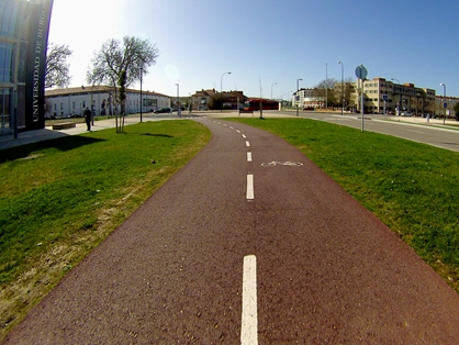 Carril bici pasando junto a la Universidad de Burgos