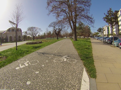 Carril bici junto a la antigua estación de ferrocarril de Burgos