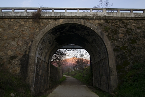 Paso bajo la carretera CC-102, a la entrada de Hervás