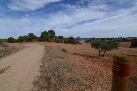 Aspecto de los primeros kilómetros del camino, entre cultivos. Ya se comienza a ver el embalse de Alarcón