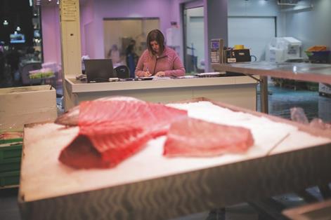 Mujer trabajadora de una empresa mayorista de pescado ubicada en el establecimiento de Mercamadrid