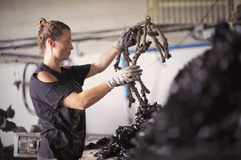 Mujer técnico de cultivo en instalaciones de acuicultura de mar abierto en San Carles de la Rápita