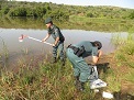 Patrulla del Seprona, procediendo a realizar una toma de muestras de agua.