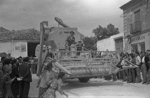 Presentación de cosechadora. Tarancón ( Cuenca)  1963 Autor: Serrano
