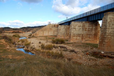 Puente sobre el río Ribota