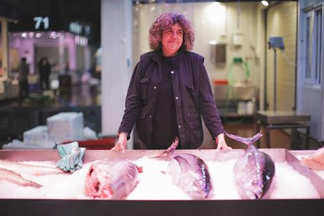 Mujer trabajadora de una empresa mayorista de pescado ubicada en el establecimiento de Mercamadrid